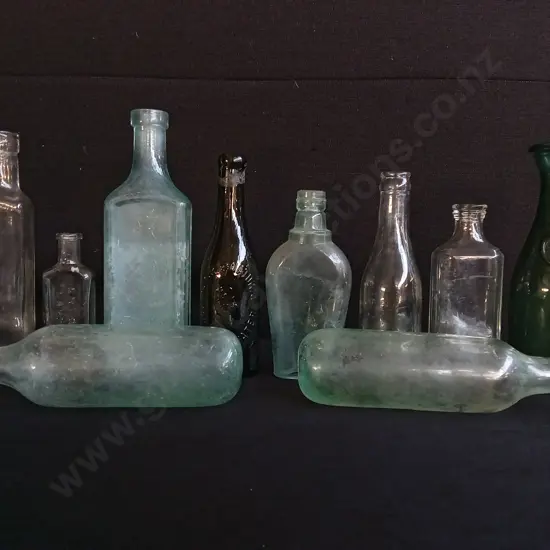 COLLECTION OF 10 VINTAGE AND ANTIQUE GLASS BOTTLES, INCLUDING APOTHECARY, MEDICINE, AMD ALCOHOL BOTTLES