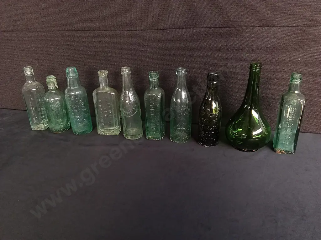 COLLECTION OF VINTAGE AND ANTIQUE GLASS BOTTLES, TALLEST H 24 CM Image 1++