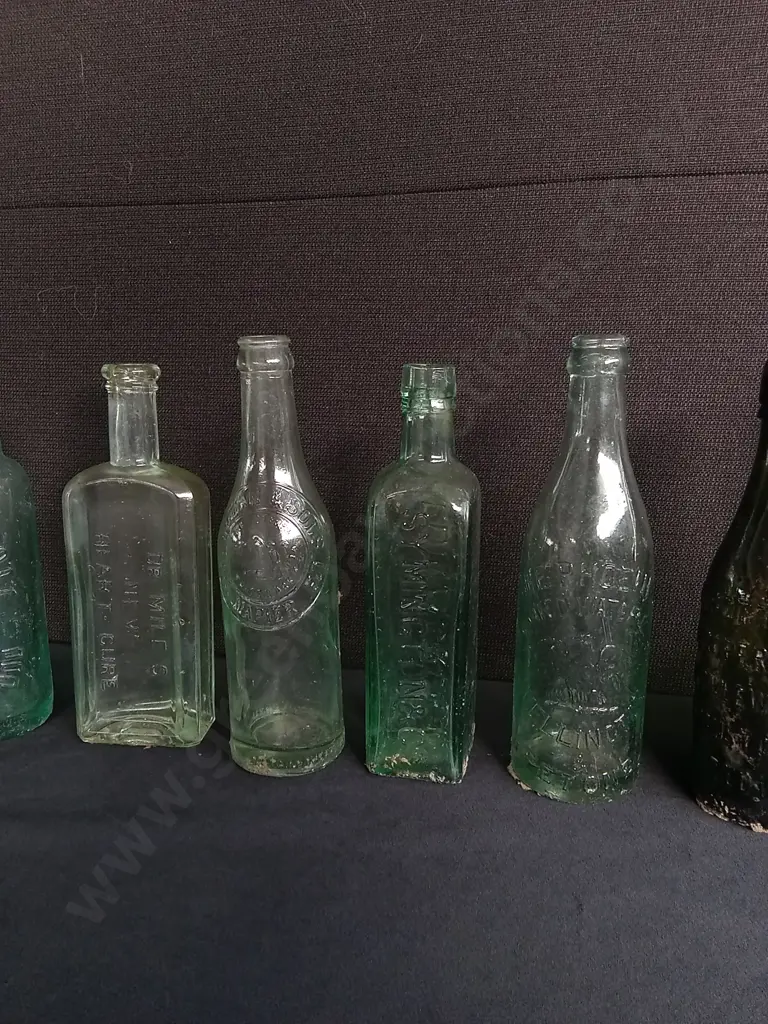COLLECTION OF VINTAGE AND ANTIQUE GLASS BOTTLES, TALLEST H 24 CM Image 1++