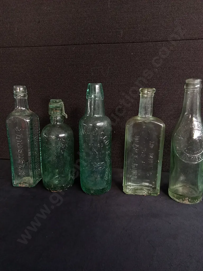 COLLECTION OF VINTAGE AND ANTIQUE GLASS BOTTLES, TALLEST H 24 CM Image 1++