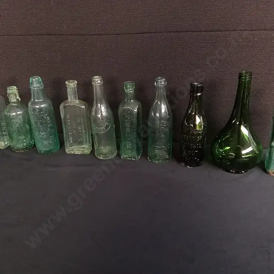 COLLECTION OF VINTAGE AND ANTIQUE GLASS BOTTLES, TALLEST H 24 CM