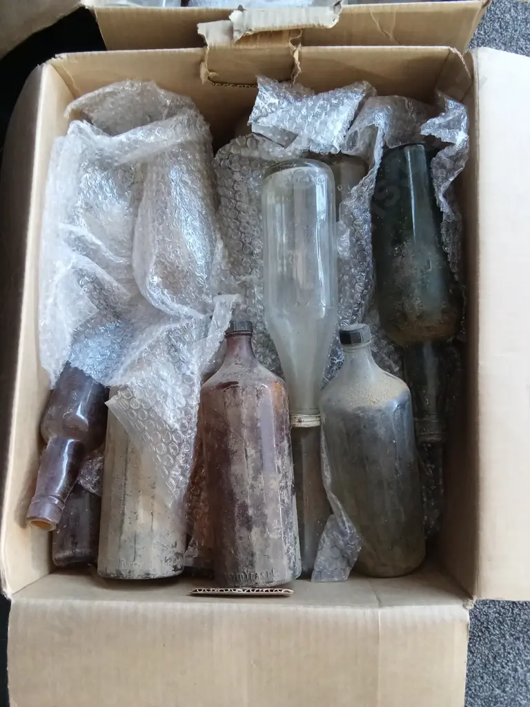 2 LARGE BOXES OF VARIOUS OLD GLASS BOTTLES APPROX 40 Image 1++