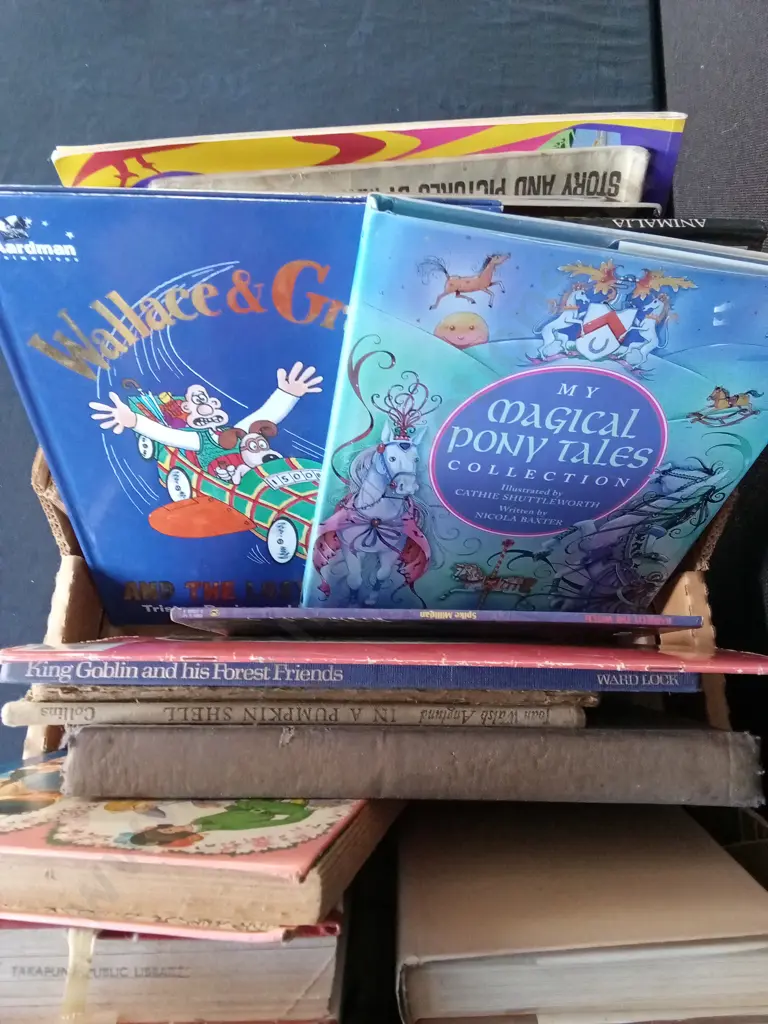 BOX OF VINTAGE BOOKS Image 1++
