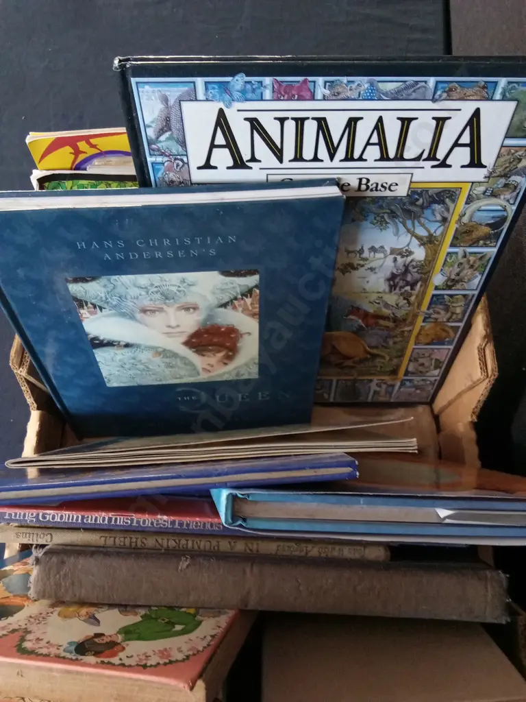 BOX OF VINTAGE BOOKS Image 1++