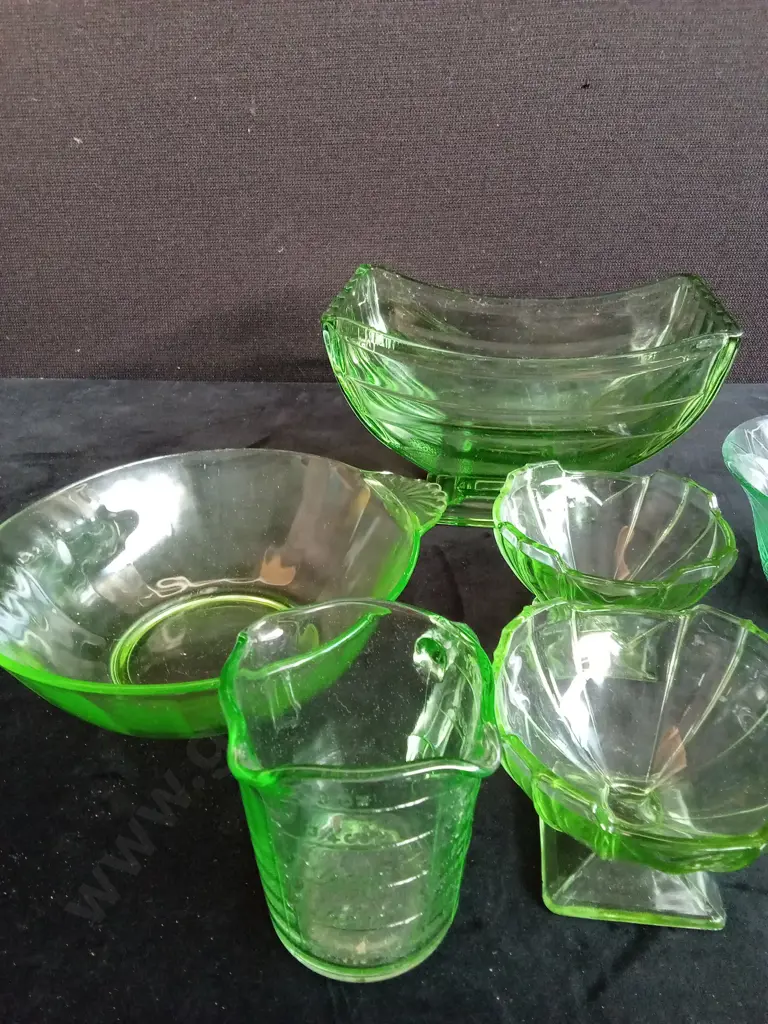 7 GREEN COLOURED GLASS ITEMS TALLEST H13CM Image 1++