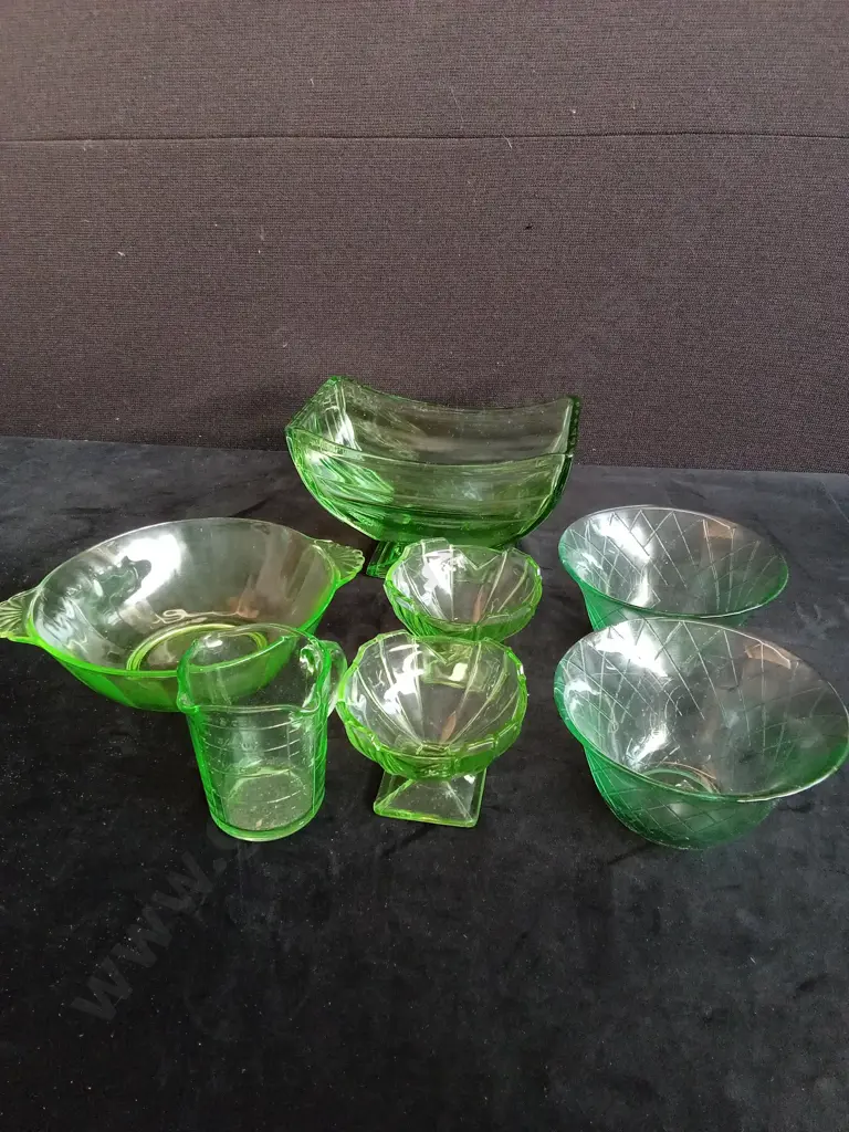 7 GREEN COLOURED GLASS ITEMS TALLEST H13CM Image 1++