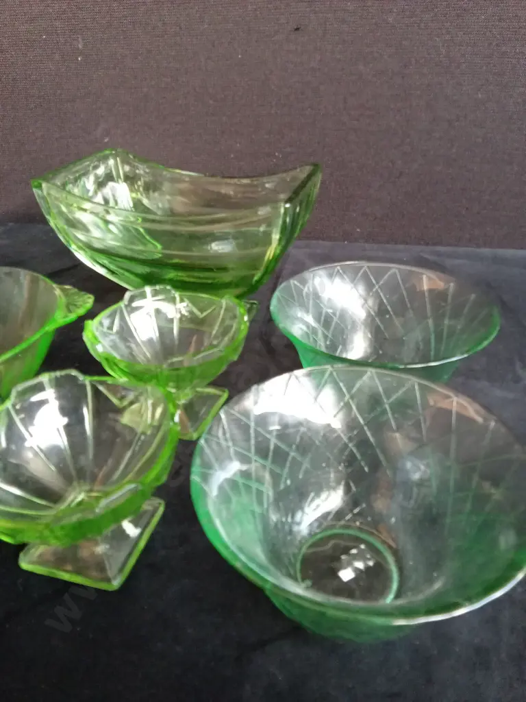 7 GREEN COLOURED GLASS ITEMS TALLEST H13CM Image 1++
