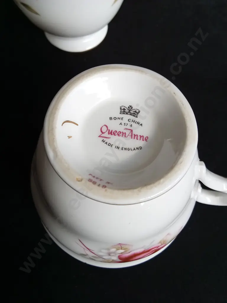 COLLECTION OF TEA CUPS PLATES AND SAUCERS INCLUDING ROYAL ALBERT, ROYAL VALE, ROSLYN CHINA, ROYAL GRAFTON AND QUEEN ANNE Image 1++