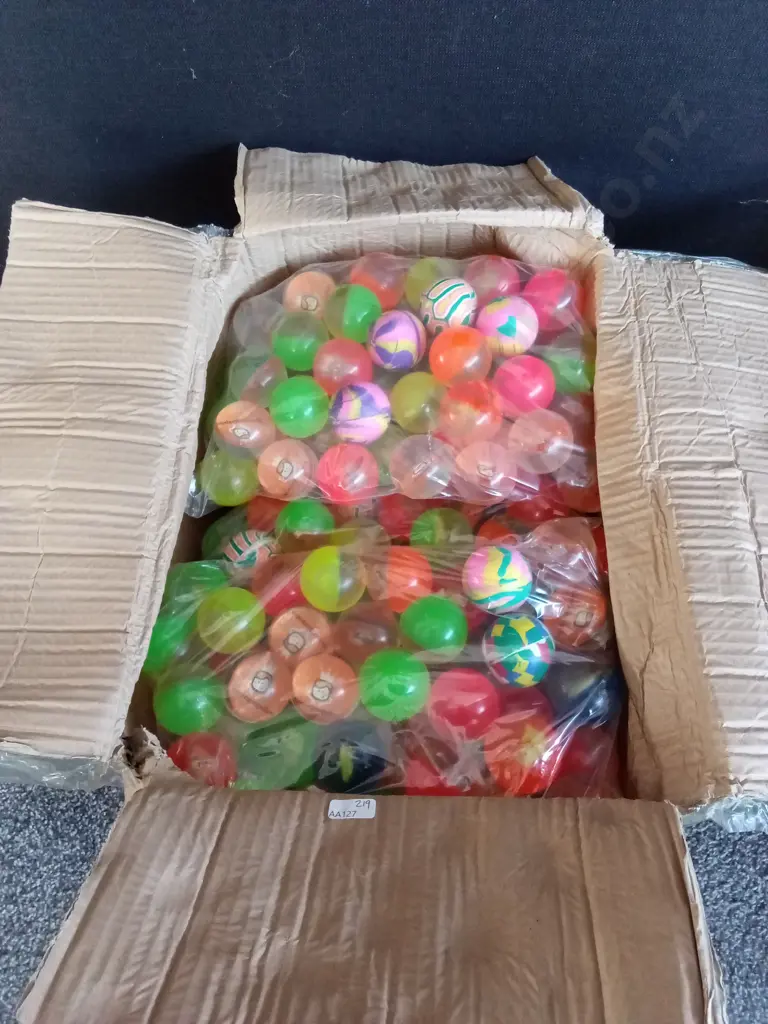 LARGE BOX OF VENDING MACHINE BOUNCY BALLS Image 1++