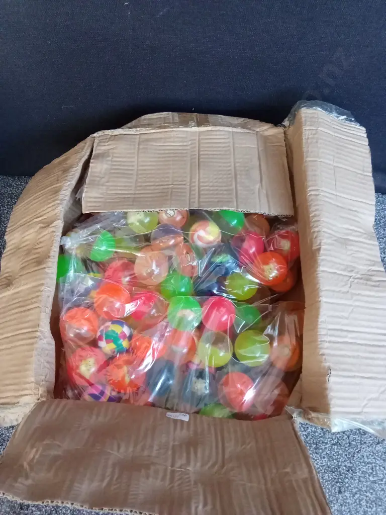 LARGE BOX OF VENDING MACHINE BOUNCY BALLS Image 1++