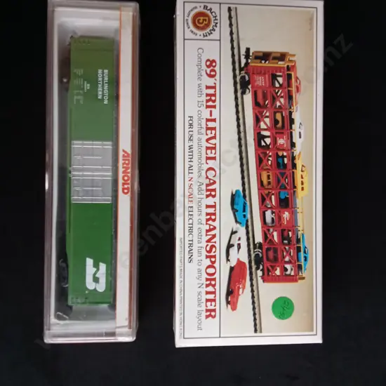 ARNOLD SCALE MODEL OF BURLINGTON NORTHERN FREIGHT CAR AND VINTAGE BACHMANN 89' TRI-LEVEL CAR TRANSPORTER IN ORIGINAL BOX