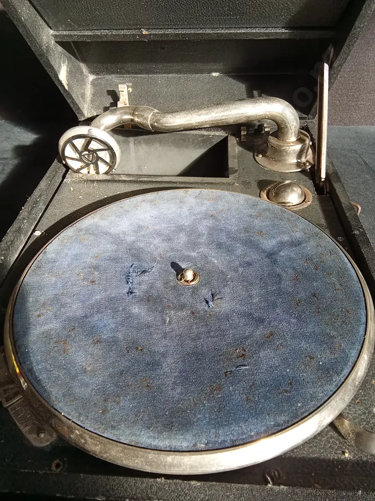 VINTAGE PORTABLE GRAMAPHONE L44CM W31CM H19CM Image 1++