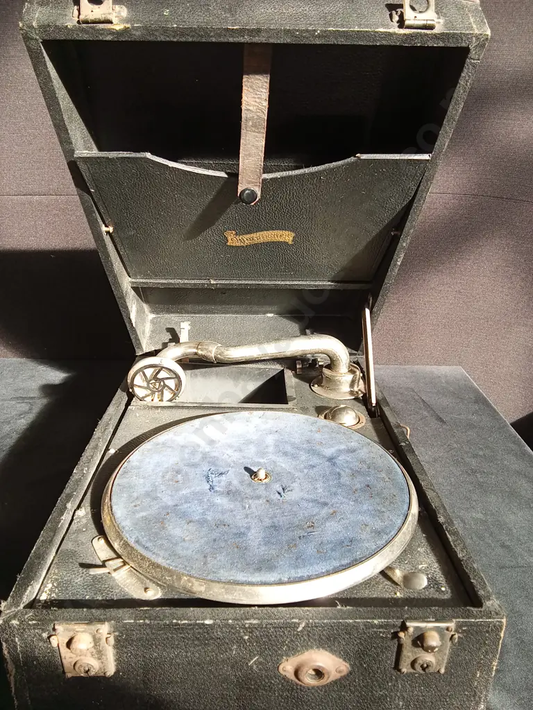 VINTAGE PORTABLE GRAMAPHONE L44CM W31CM H19CM Image 1++
