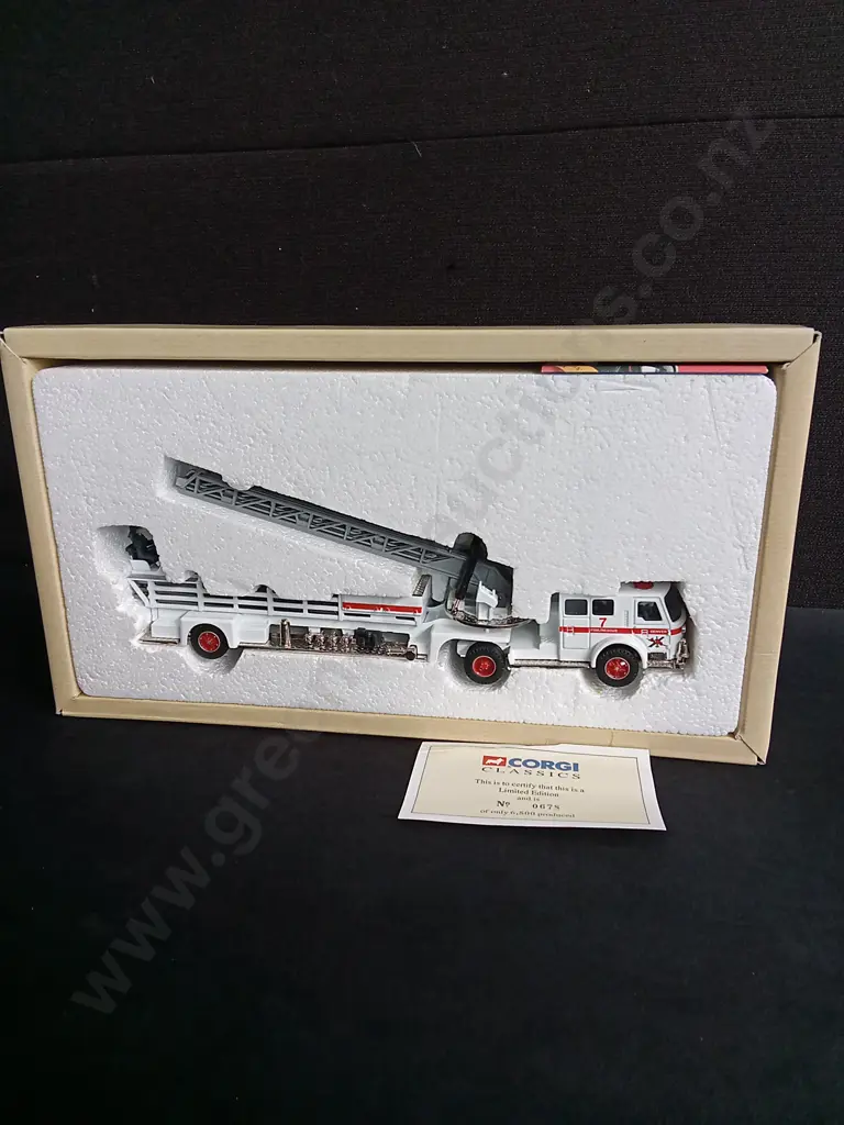 CORGI CLASSICS DIECAST 1:50 AMERICAN LAFRANCE AERIAL LADDER TRUCK, BOXED Image 1++