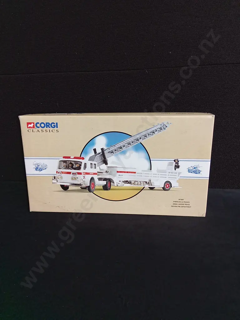 CORGI CLASSICS DIECAST 1:50 AMERICAN LAFRANCE AERIAL LADDER TRUCK, BOXED Image 1++