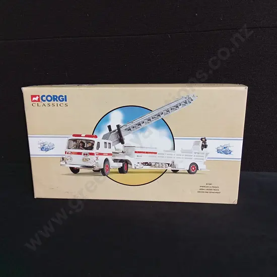 CORGI CLASSICS DIECAST 1:50 AMERICAN LAFRANCE AERIAL LADDER TRUCK, BOXED