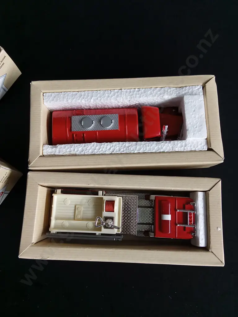 SET OF FOUR CORGI CLASSICS DIE CAST FIRE ENGINES 1/50 SCALE, MACK AND WHITE MODELS, BOXED Image 1++