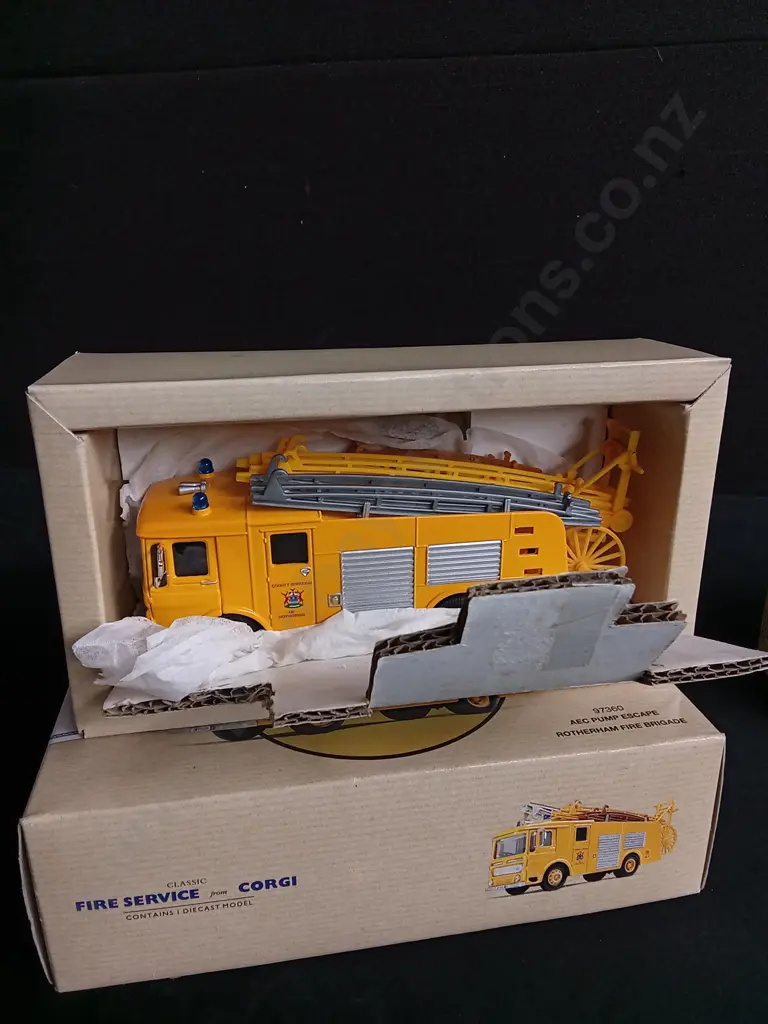 PAIR OF CORGI CLASSICS 1/50 SCALE DIE CAST FIRE ENGINES, ROTHERHAM FIRE BRIGADE, AND AEC PUMP CLEVELAND, BOXED Image 1++