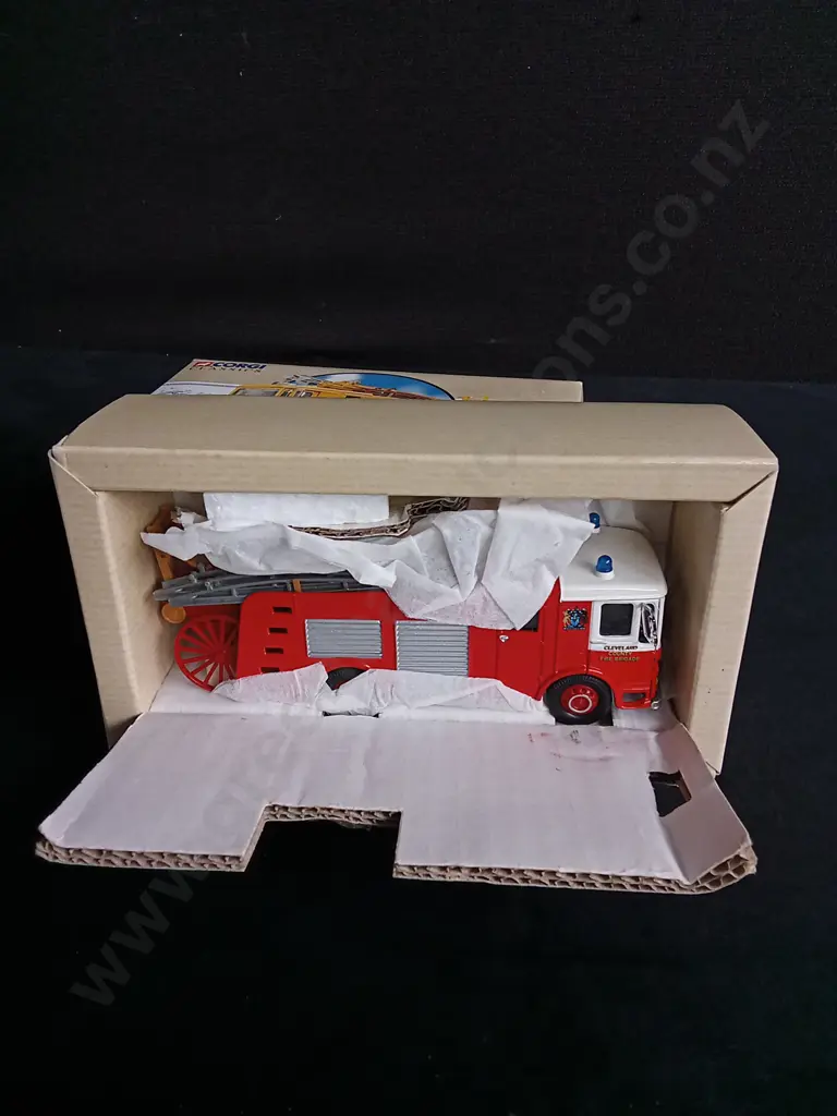 PAIR OF CORGI CLASSICS 1/50 SCALE DIE CAST FIRE ENGINES, ROTHERHAM FIRE BRIGADE, AND AEC PUMP CLEVELAND, BOXED Image 1++