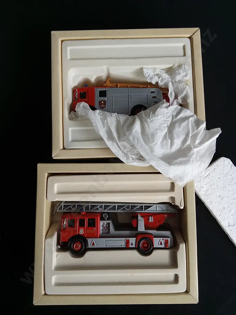 PAIR OF CORGI CLASSICS 1/50 SCALE DIE CAST FIRE ENGINES, THE NOTTINGHAM, AND THE CARDIFF, BOXED Image 1++