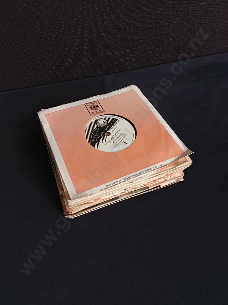 COLLECTION OF VINTAGE 7 INCH RECORDS Image 1++