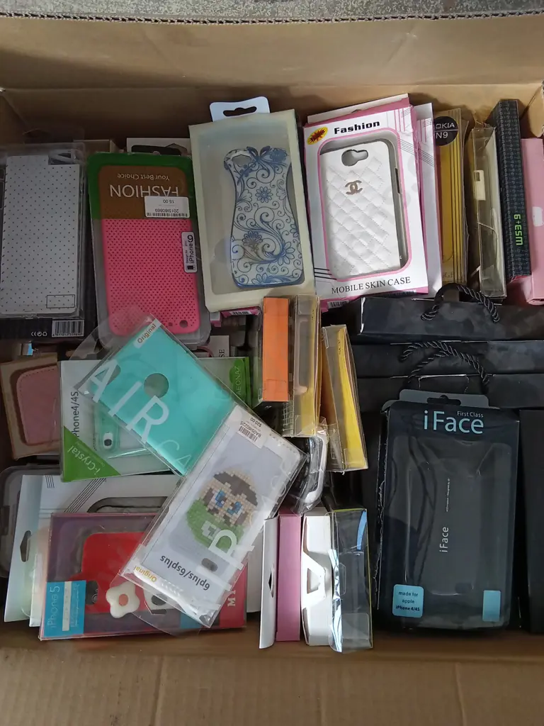 BOX OF BRAND NEW PHONE CASES Image 1++