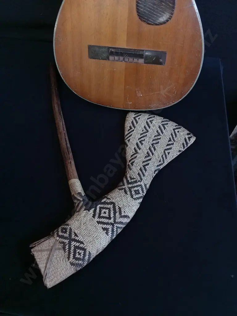 ACOUSTIC GUITAR NO STRINGS AND PAPUA NEW GUINEA MOUNT HAGEN CEREMONIAL AXE Image 1++