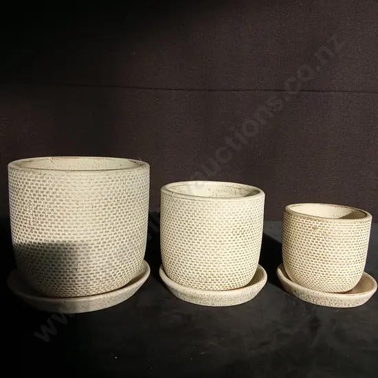 3 SAND COLOURED PLANT POTS ON BASES TALLEST 16CM