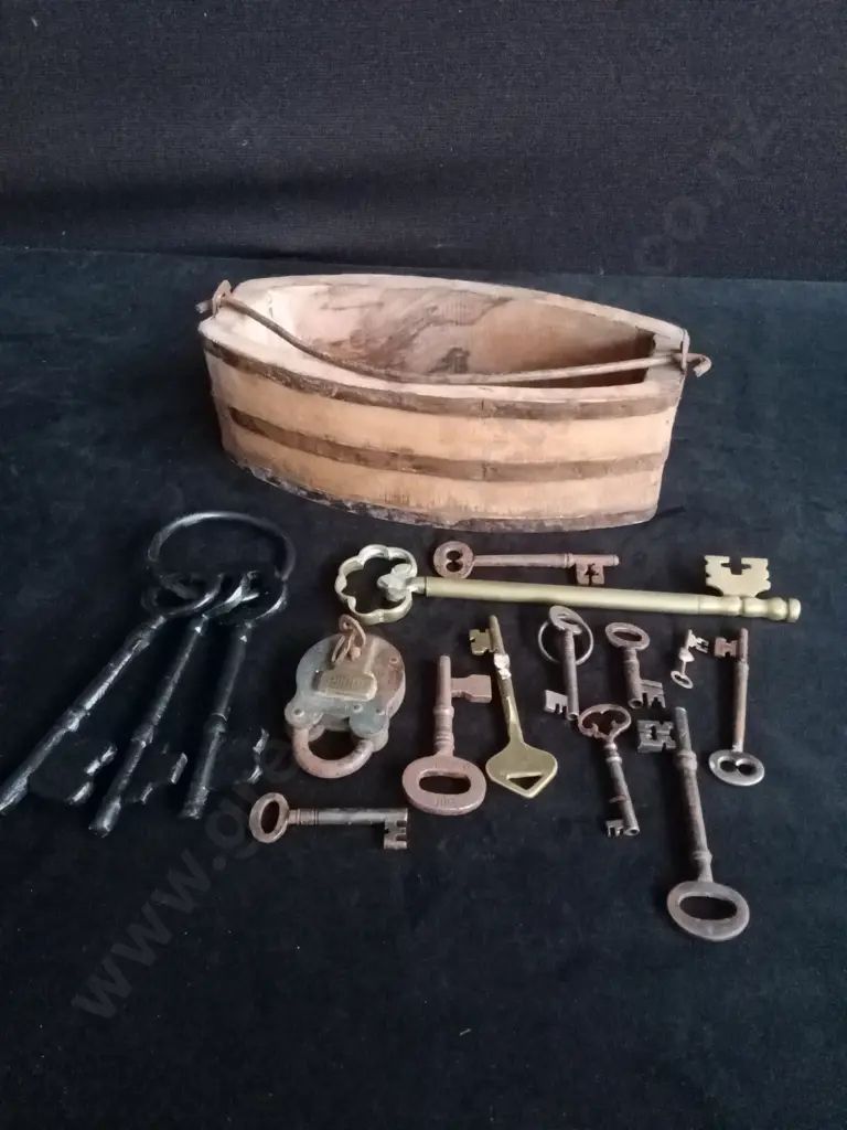 WOODEN OVAL BOX L28CM H8.5CM AND COLLECTION OF VINTAGE KEYS Image 1++