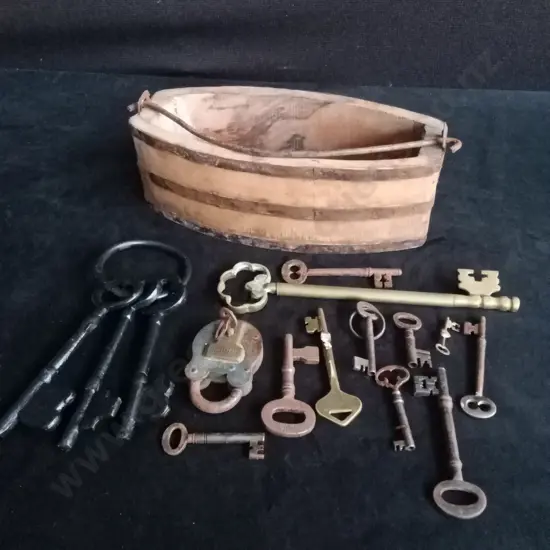 WOODEN OVAL BOX L28CM H8.5CM AND COLLECTION OF VINTAGE KEYS