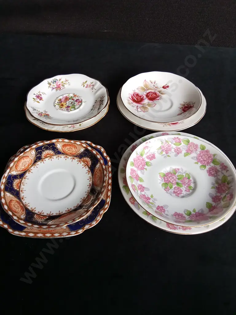 COLLECTION OF PLATES AND SAUCERS INCLUDING ROYAL ALBERT, ROYAL GRAFTON, QUEEN ANNE AND HAMMERSLEY Image 1++