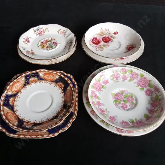 COLLECTION OF PLATES AND SAUCERS INCLUDING ROYAL ALBERT, ROYAL GRAFTON, QUEEN ANNE AND HAMMERSLEY