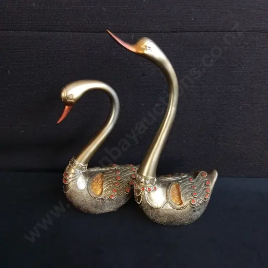 PAIR OF DECORATIVE SWANS, TALLEST H 31 CM