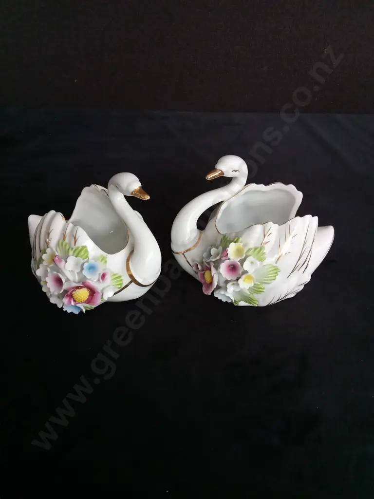 3 MINIATURE PITCHERS H7.5CM AND 2 CERAMIC SWANS Image 1++