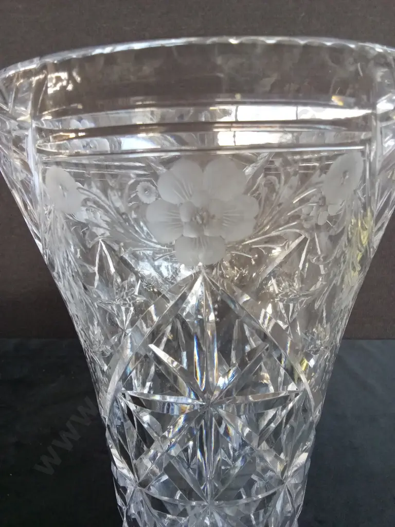 CLEAR GLASS VASE FEATURING ENGRAVED FLORAL PATTERN H25.5CM Image 1++