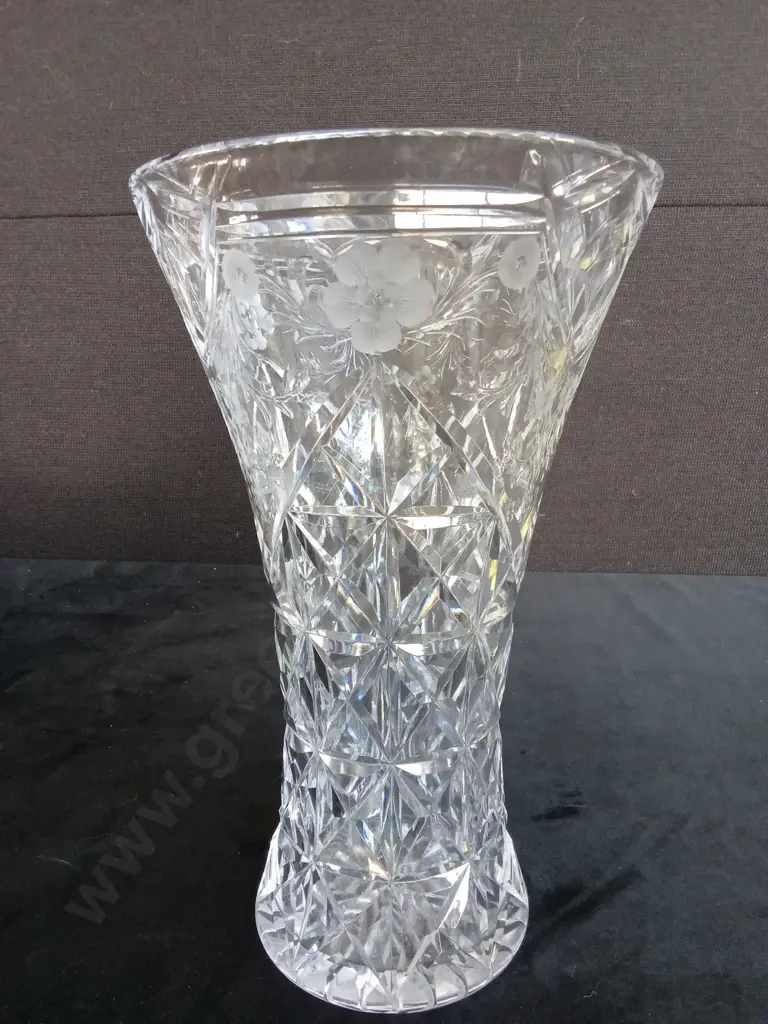 CLEAR GLASS VASE FEATURING ENGRAVED FLORAL PATTERN H25.5CM Image 1++