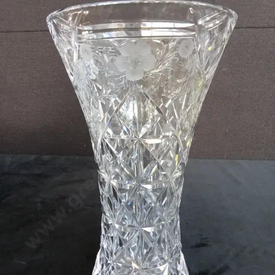 CLEAR GLASS VASE FEATURING ENGRAVED FLORAL PATTERN H25.5CM