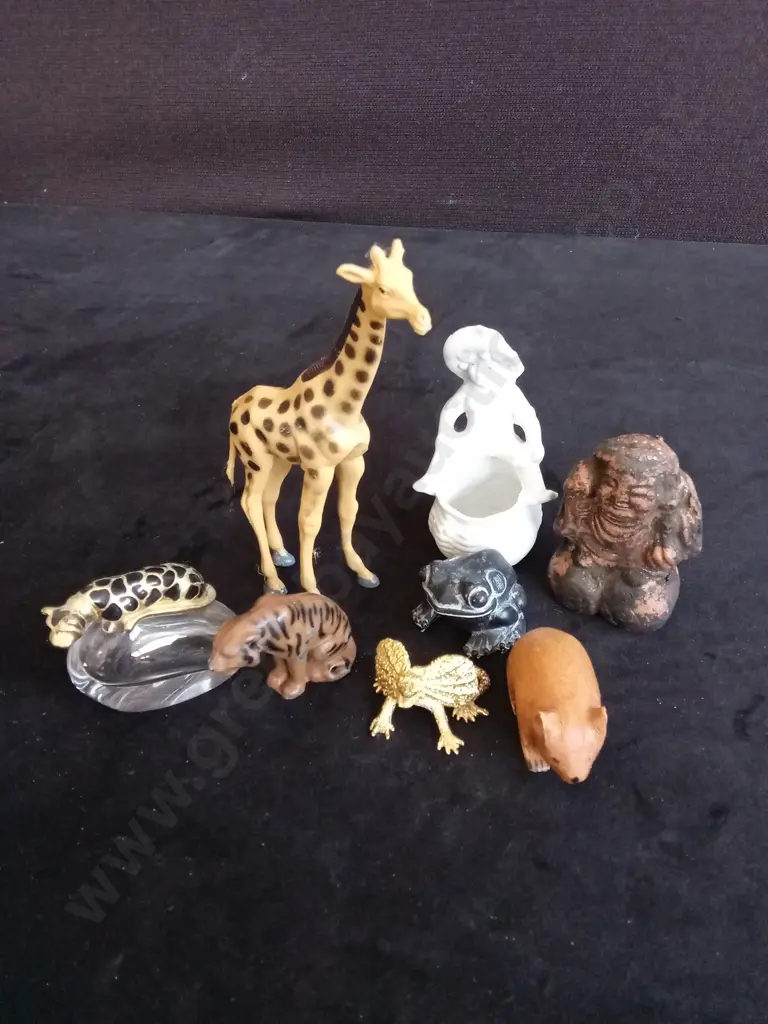 8 DECORATIVE FIGURINES TALLEST H11CM Image 1++