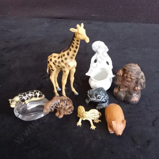 8 DECORATIVE FIGURINES TALLEST H11CM