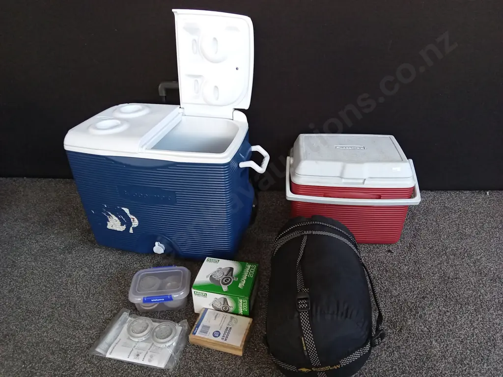 2 CHILLY BINS AND A SLEEPING BAG Image 1++