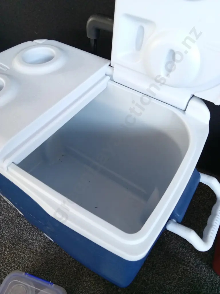 2 CHILLY BINS AND A SLEEPING BAG Image 1++