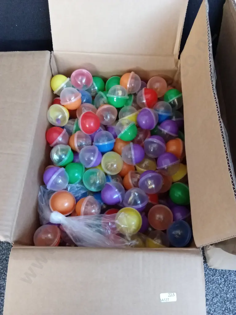 BOX OF CAPSULES WITH COSTUME JEWELLERY FOR VENDING MACHINE Image 1++