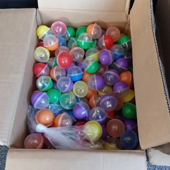 BOX OF CAPSULES WITH COSTUME JEWELLERY FOR VENDING MACHINE