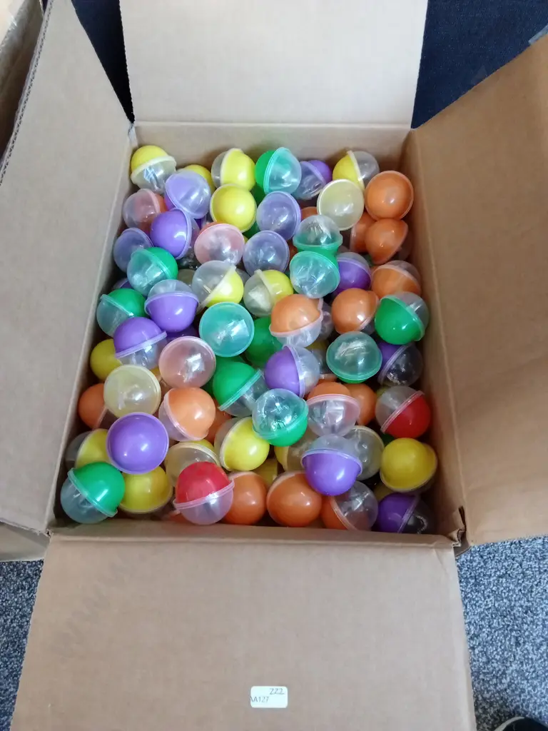BOX OF CAPSULES WITH COSTUME JEWELLERY FOR VENDING MACHINE Image 1++