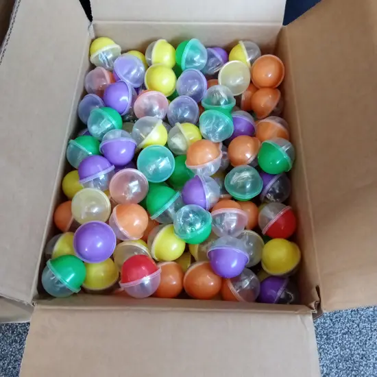 BOX OF CAPSULES WITH COSTUME JEWELLERY FOR VENDING MACHINE