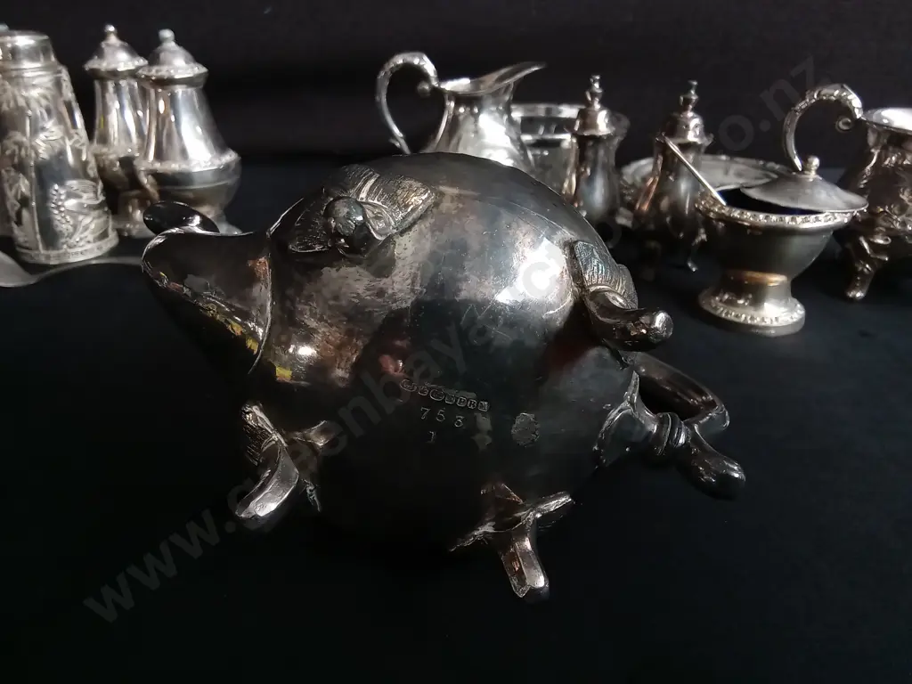 COLLECTION OF VINTAGE SILVER PLATED TEA AND COFFEE ITEMS Image 1++