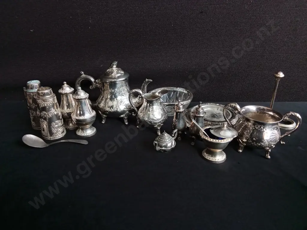 COLLECTION OF VINTAGE SILVER PLATED TEA AND COFFEE ITEMS Image 1++