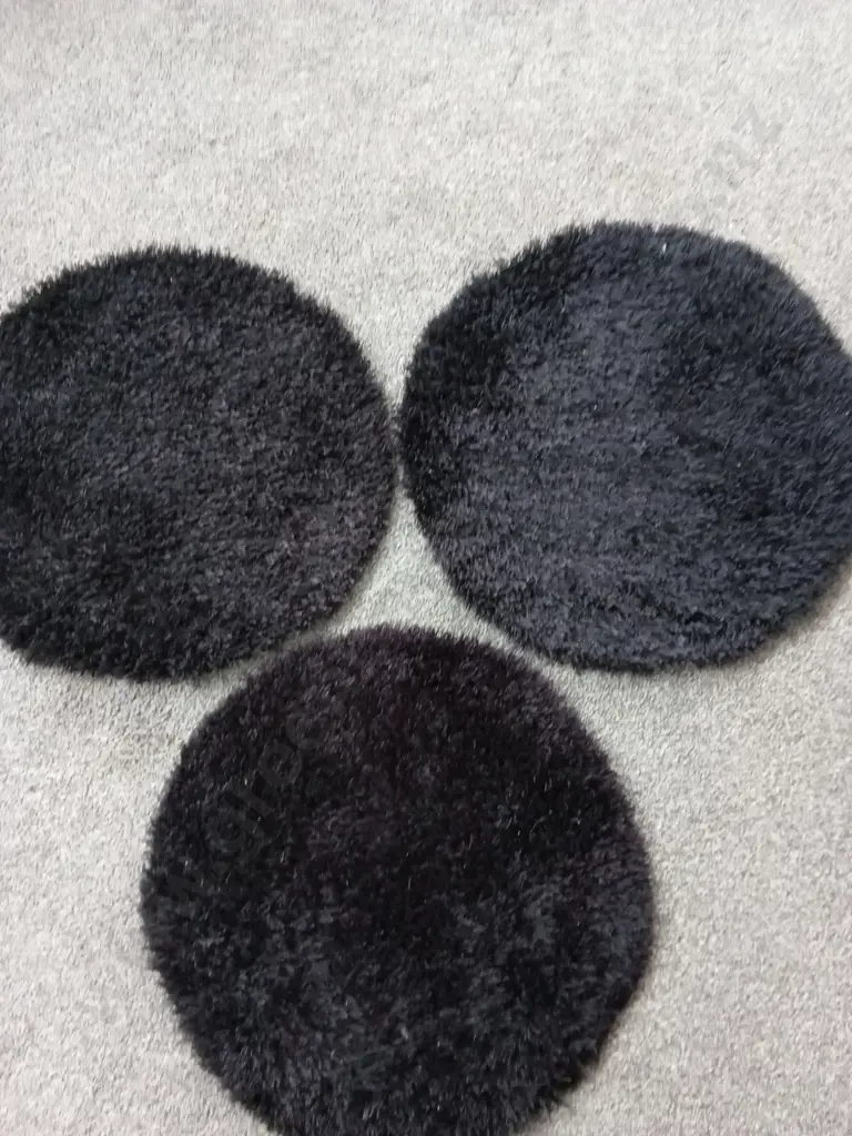 3 BLACK SHAGGY CIRCULAR RUGS, 64 CM DIAMETER EACH Image 1++