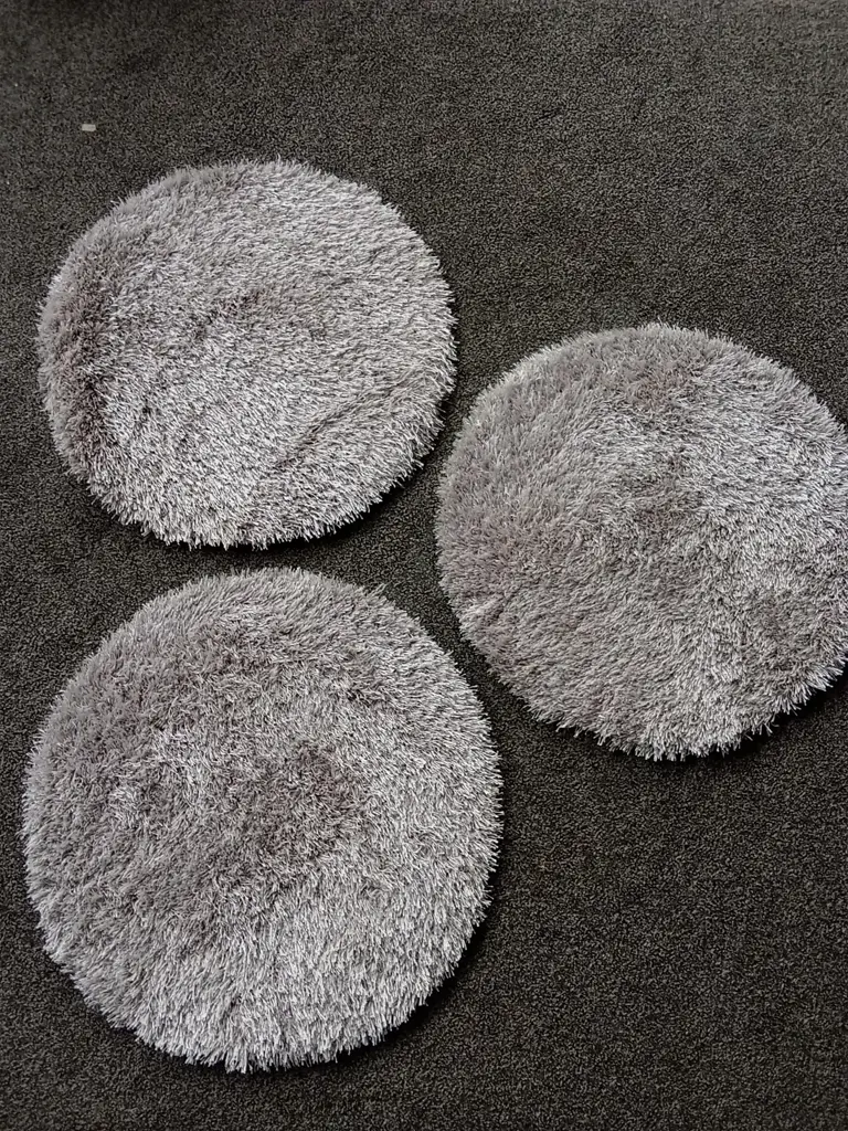 3 GREY SHAGGY CIRCULAR RUGS, 64 CM DIAMETER EACH Image 1++