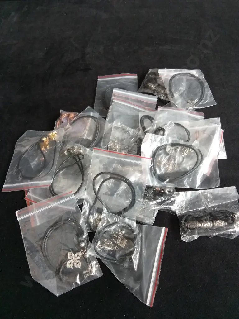 COLLECTION OF COSTUME JEWELLERY Image 1++